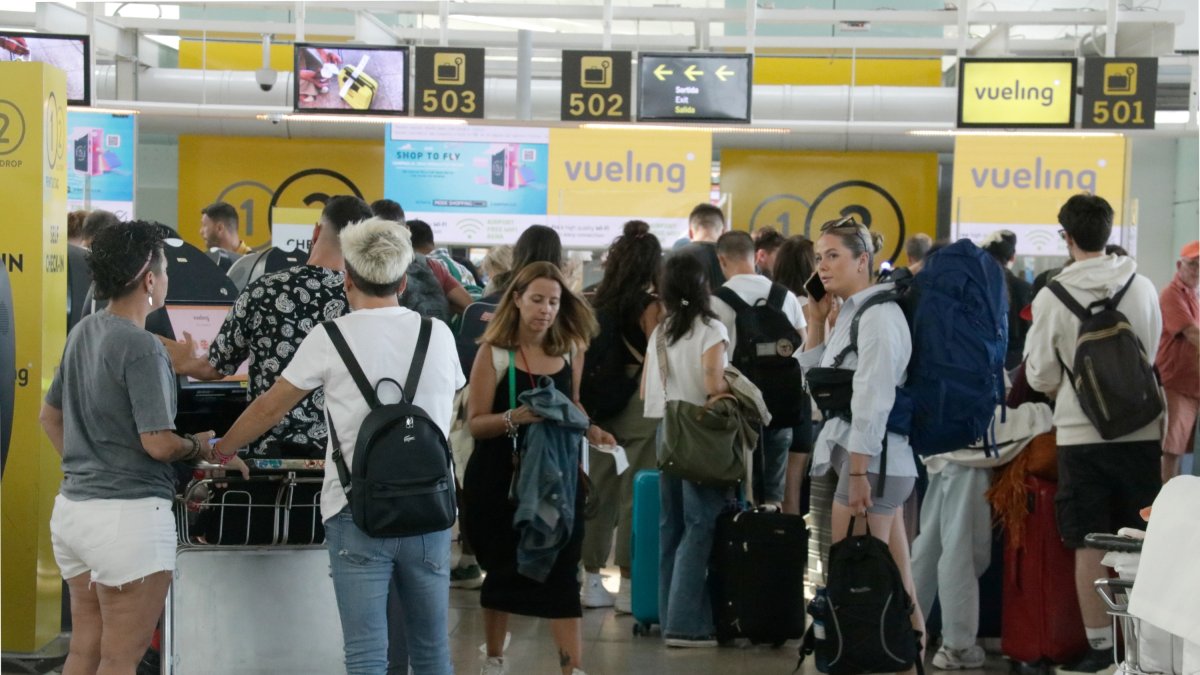 Un dels punts de facturació de la companyia Vueling a la T1 de l'aeroport del Prat.
