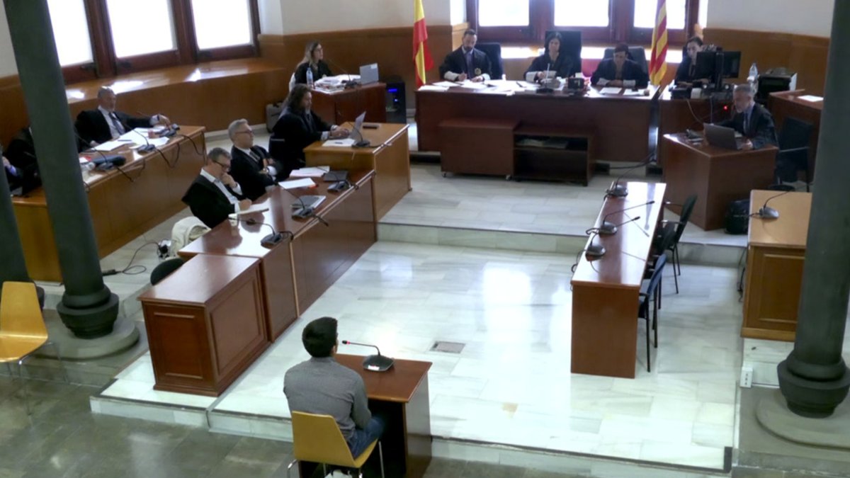 Imatge, a través de senyal de vídeo, de l'acusat per la violació d'Igualada declarant durant el judici a l'Audiència de Barcelona.