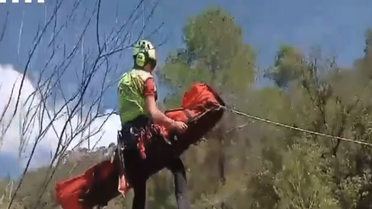 Captura del vídeo del rescat de l'excursionista a Mont-ral