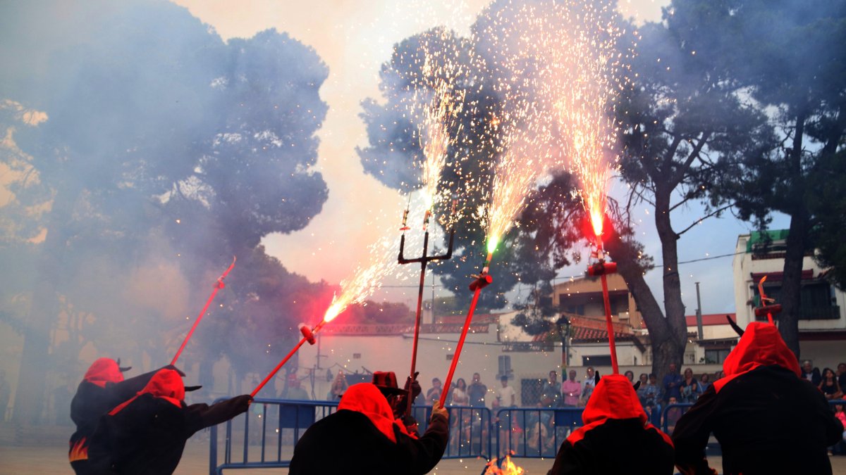 El ball de diables de Roda de Berà ha fet una exhibició més curta durant la revetlla de Sant Joan