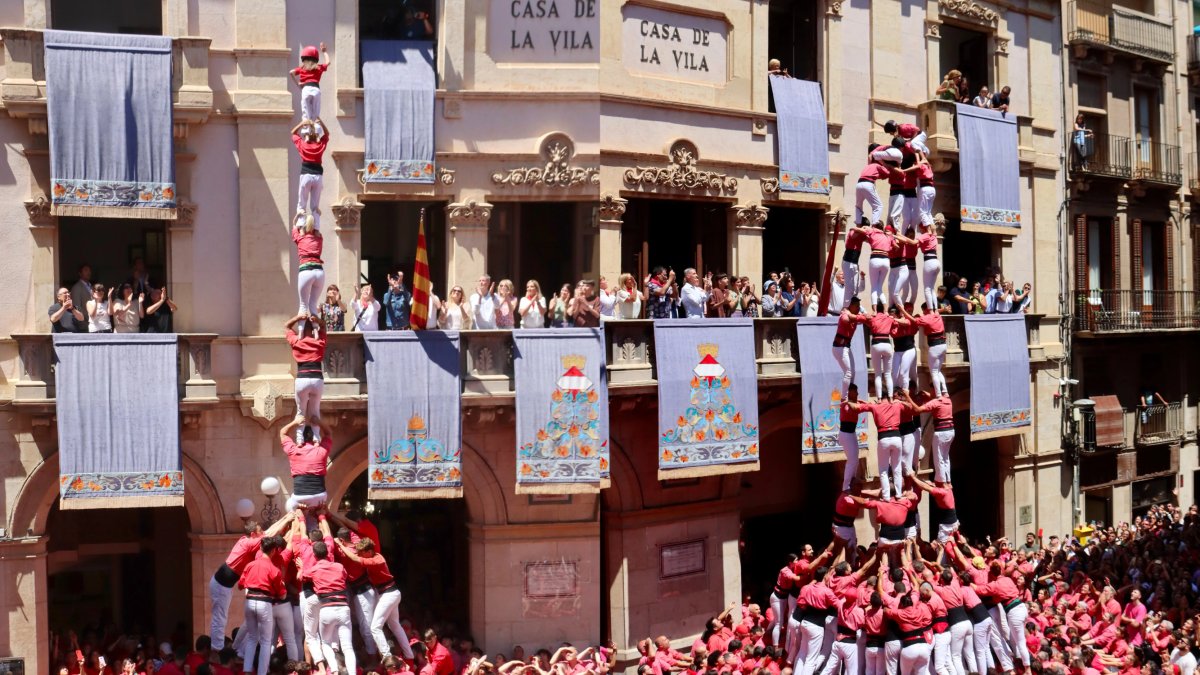 A l'esquerra, Pd8fm descarregat de la Colla Joves en ronda de pilars de la diada de Sant Joan de Valls. A la dreta 5d9f carregat de la Colla Vella en primera ronda de la diada de Sant Joan de Valls.