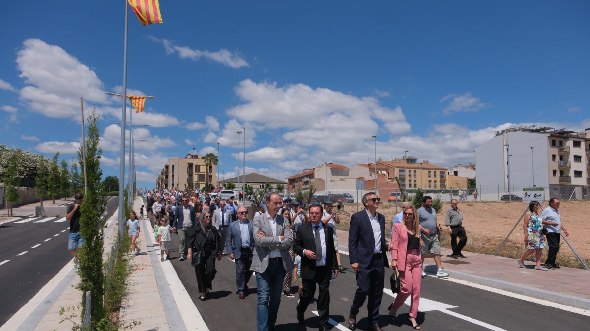 Imatge de la inauguració del nou tram d'Avinguda amb l'alcalde, Joan Maria Sardà, al capdavant.