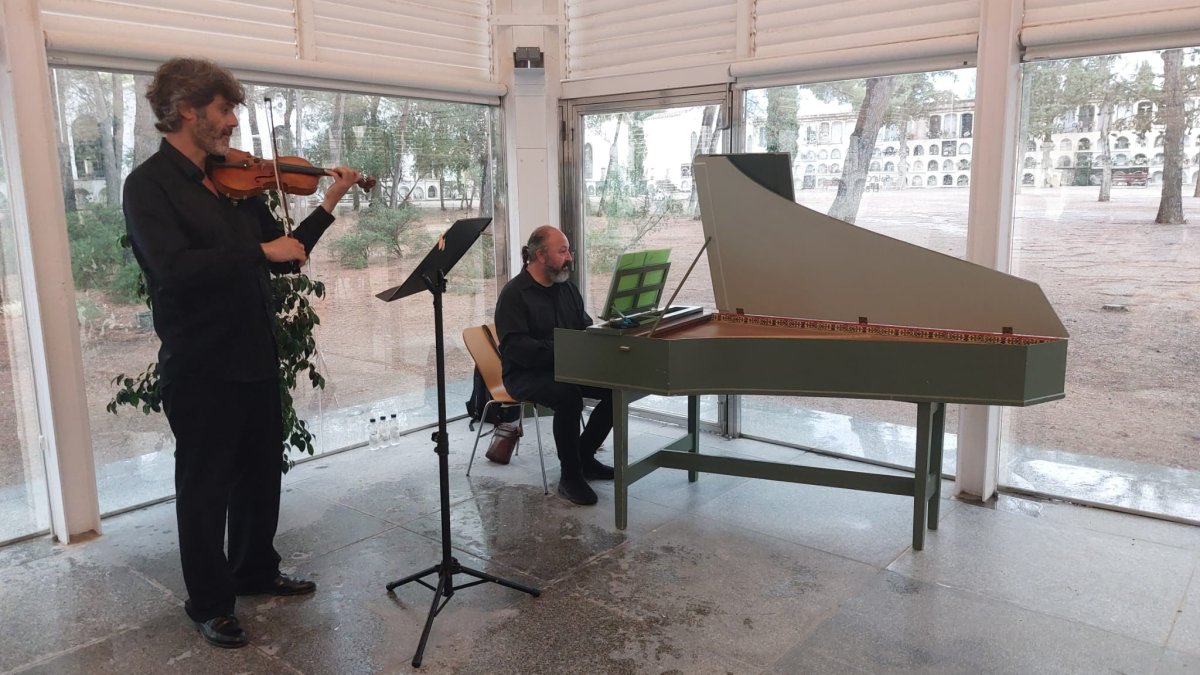 Josep Maria Ferrando, al violí, i Marc Torres, al clavicèmbal, van oferir el concert que va clausurar el cicle d’activitats Primavera al Cementiri.