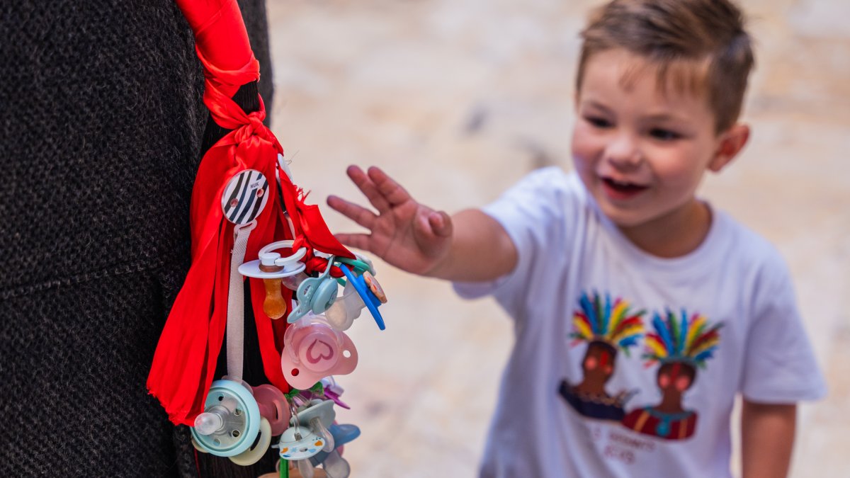 La plaça de Sant Pere es va omplir de nens que volien entregar el xumet a la Mulassa.