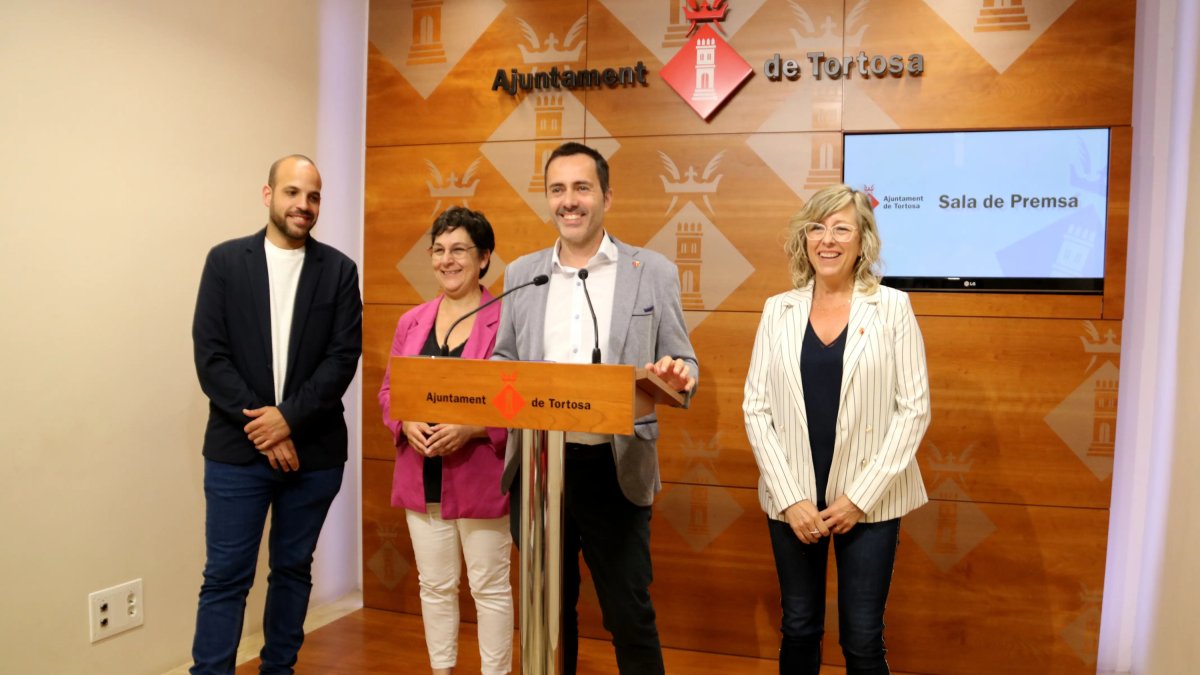Els regidors de Tortosa Víctor Grau, Maria Jesús Vinya i Mar Lleixà amb l'alcalde Jordi Jordan.