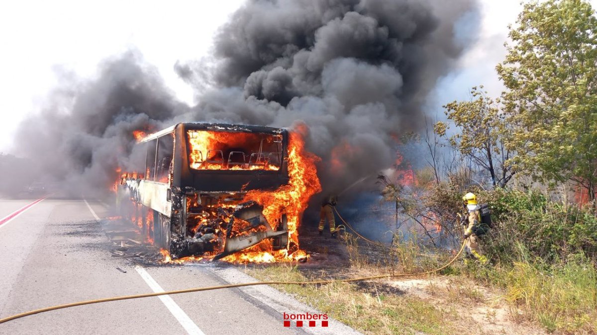 Imatge del camió cremant i els Bombers actuant a la zona.