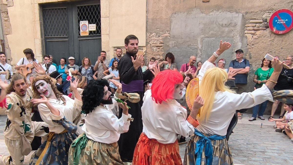 Un instant de la representació del ball parlat satíric de Dames i Vells, a la plaça de Sant Miquel.