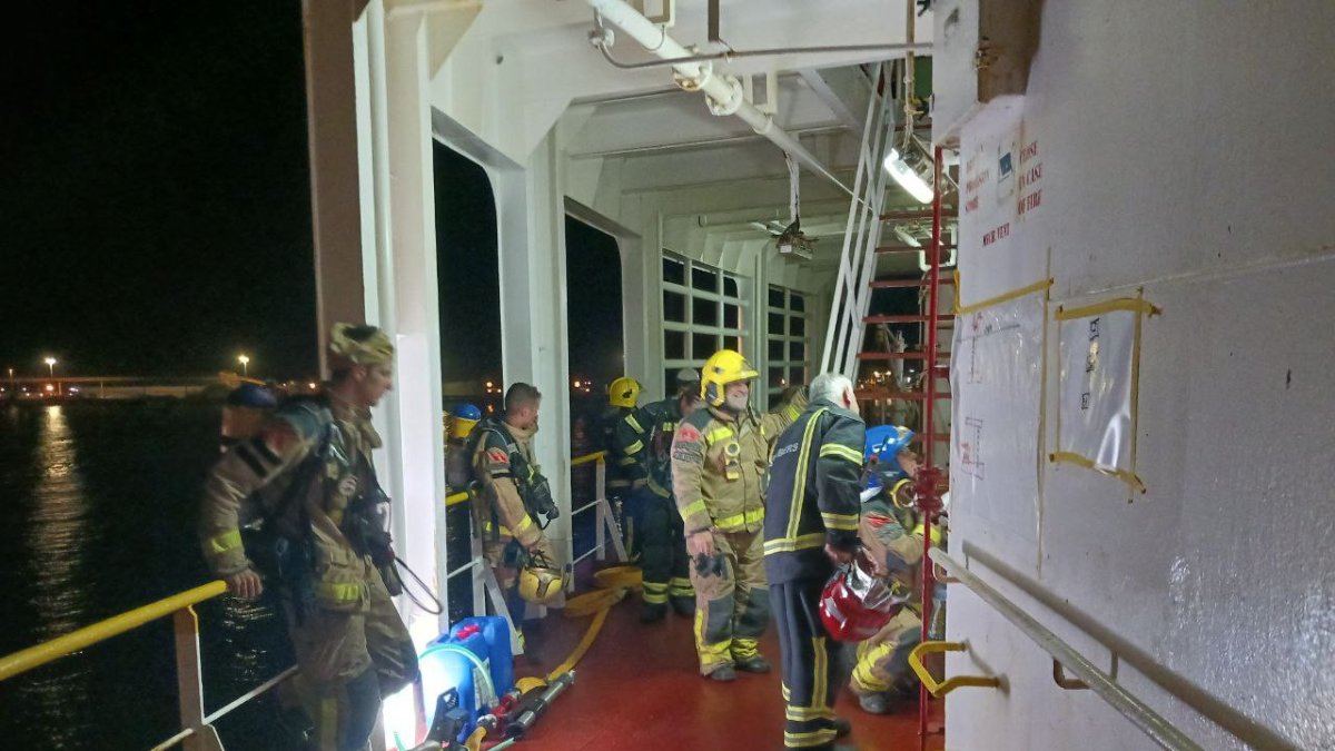 Imatge dels bombers treballant per apagar l'incendi al vaixell.
