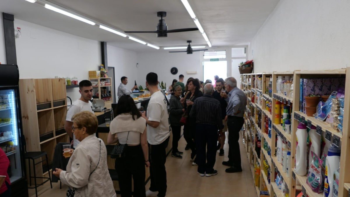 Imatge del 26 de maig a la inauguració de la nova botiga de la Riba, Ca la Paula.