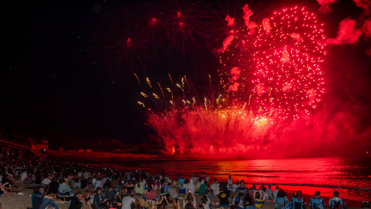 Imatge de la platja del Miracle durant una edició anterior del concurs de focs artificials de Tarragona.