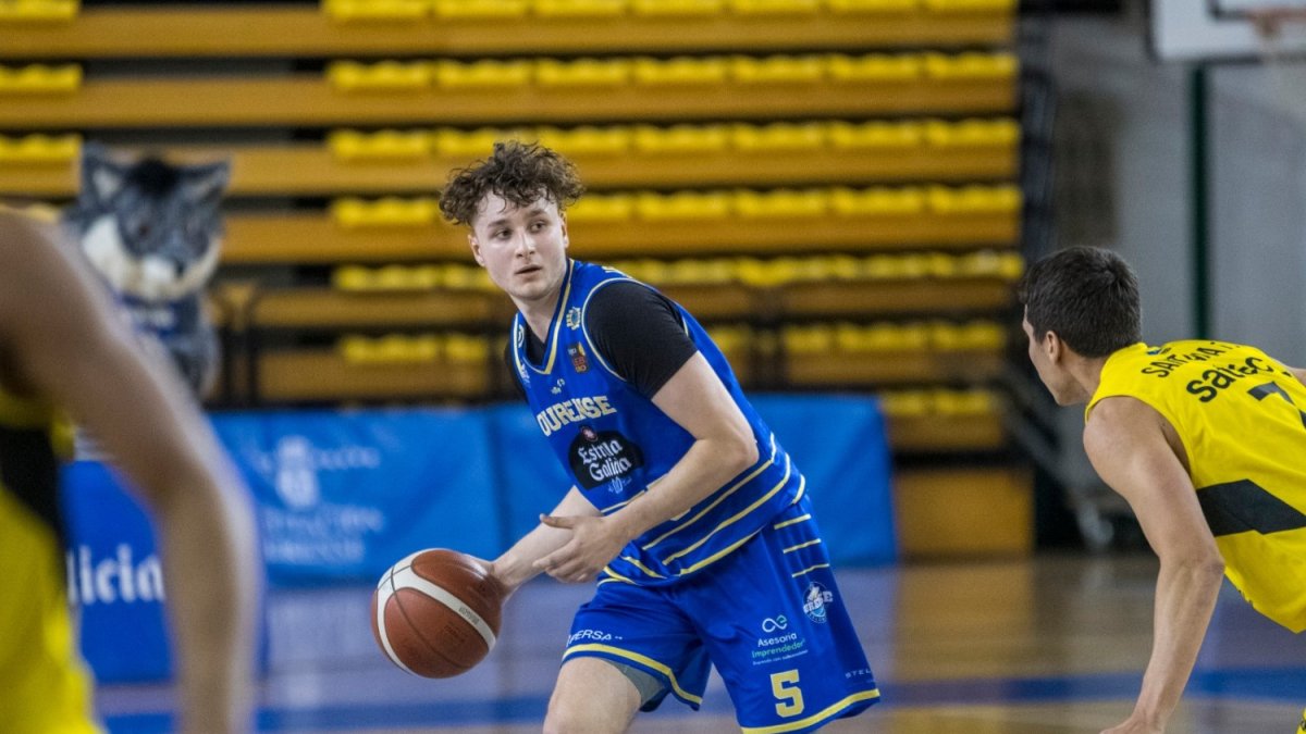 Josep Fermí Cera disputant un partit amb el Club ourense Baloncesto.