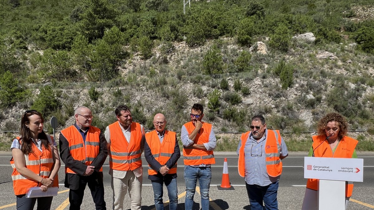 La consellera de Territori, Ester Capella, ha explicat les obres per instal·lar barreres dinàmiques en un talús de la C-14 a la província de Lleida.