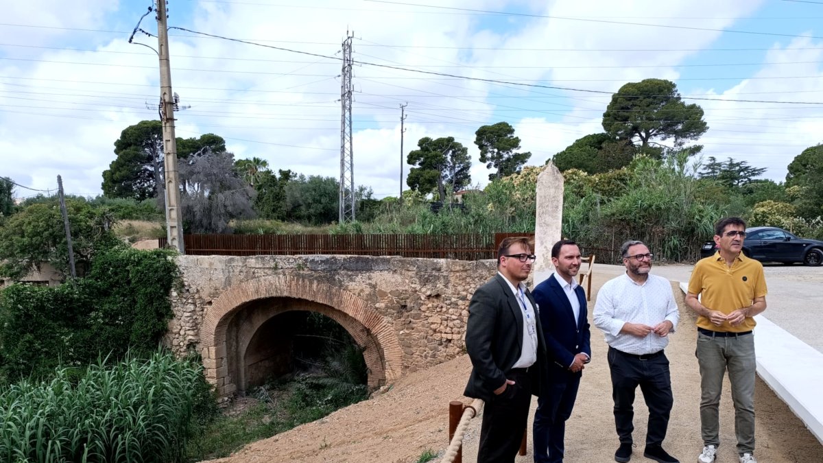 Representants d'Aigües de Reus i l'Ajuntament davant del rehabilitat pont de Calderons i l'aqüeducte.