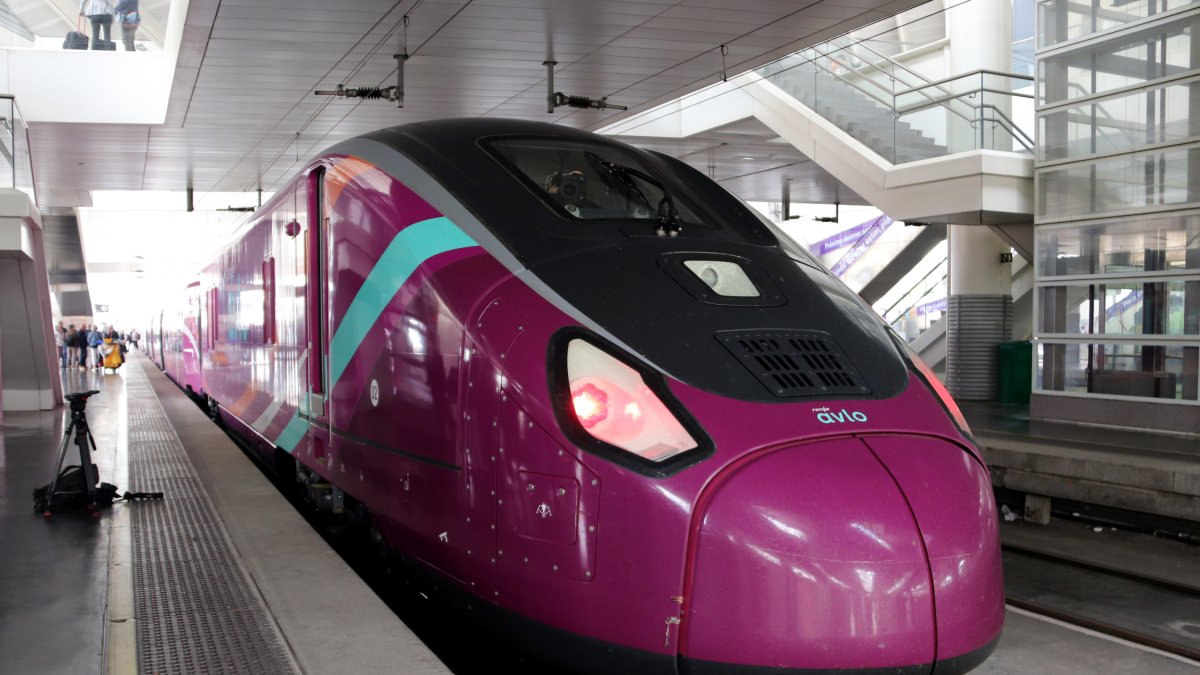 Un tren Avlo del model S106, els trens d'alta velocitat low cost de Renfe, a l'estació de Madrid.