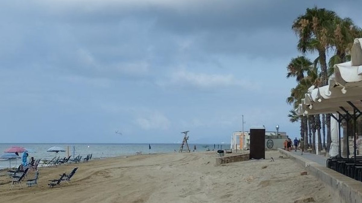La platja del Cap Sant Pere després de les actuacions de reposició de sorra.