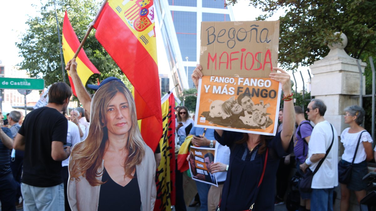 Mig centenar de persones s'han concentrat a les immediacions dels jutjats de Plaza Castilla de Madrid durant la declaració de Begoña Gómez.