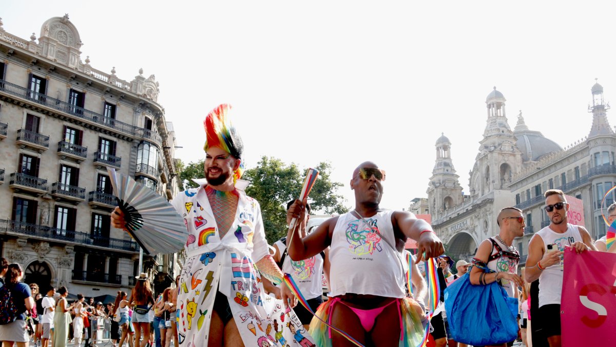 Dues persones ballen a la desfilada del Pride pel centre de Barcelona