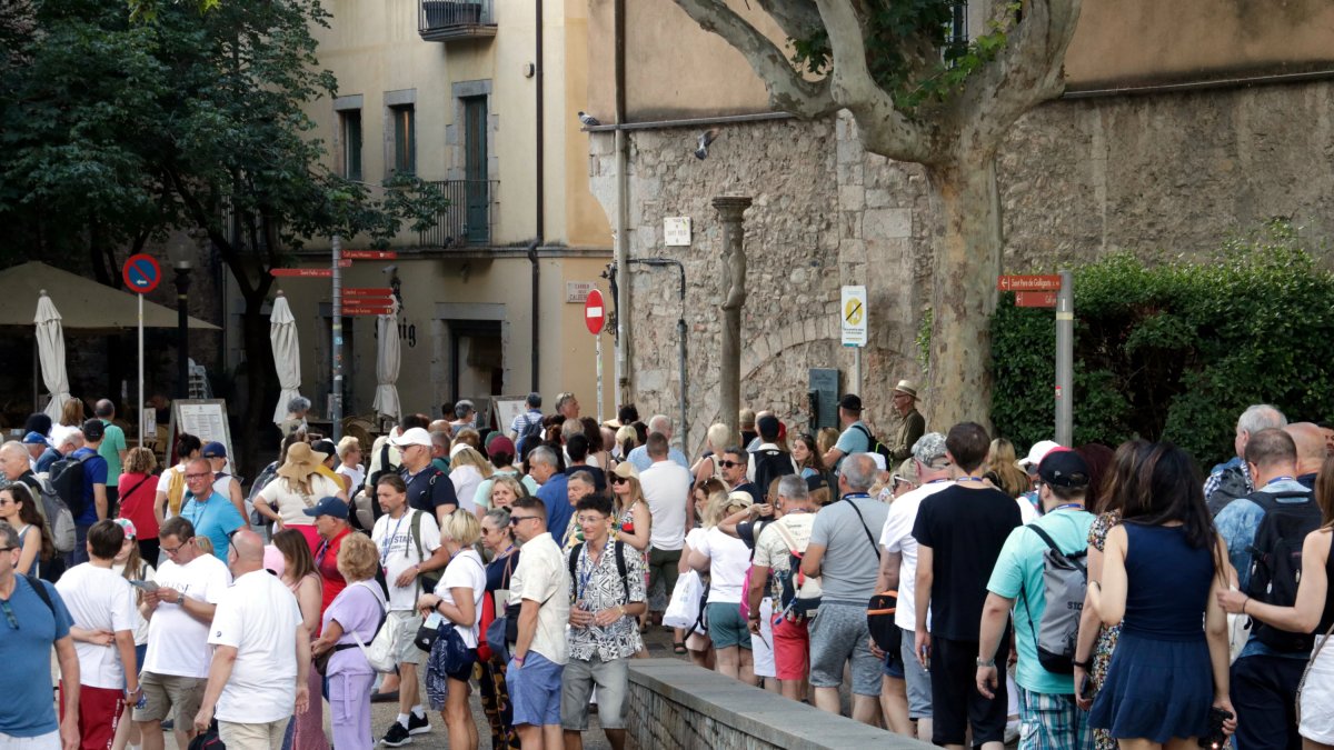 Grups de turistes al barri vell de Girona