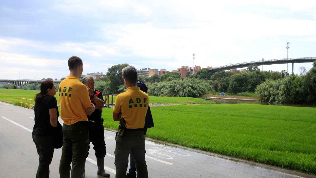 Rsponsables de l'Ajuntament de Santa Coloma de Gramenet, membres de les ADF i de Protecció Civil al Parc Fluvial del Besòs, tancat pels vessaments tòxics causats per l'incendia Polinyà