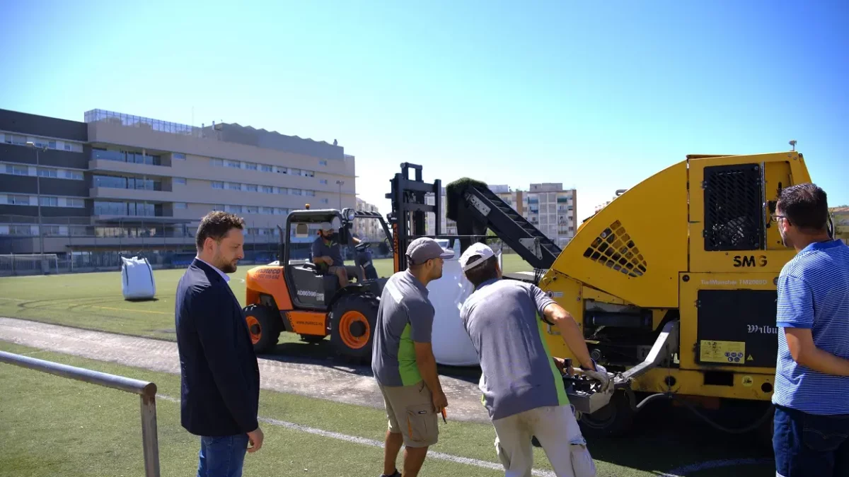 Les màquines han començat els treballs als camps de futbol de La Granja i Sant Salvador.