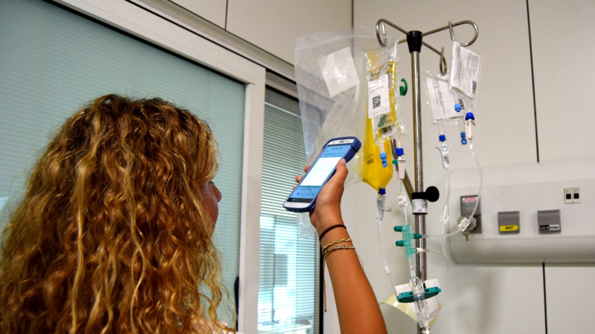 Una infermera introdueix la informació del tractament de quimioteràpia a les noves PDA del centre de dia de l'Hospital de Reus.