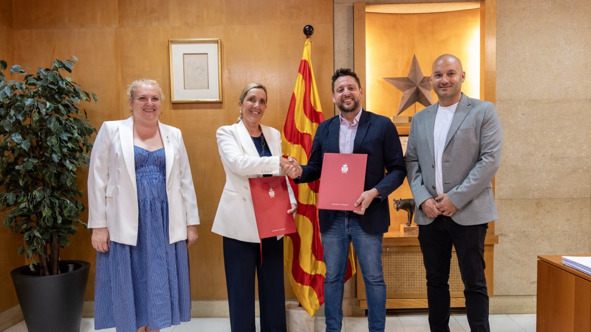 L’alcalde de Tarragona, Rubén Viñuales, i l’alcaldessa de Valls, Dolors Farré, després de signar el conveni.