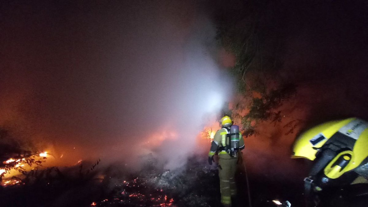 Imatge de l'incendi a l'exterior d'una casa a Tortosa