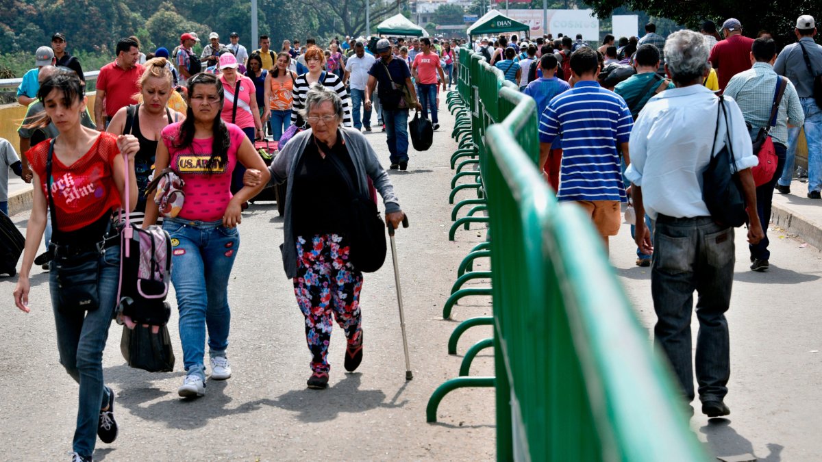 Imatge de ciutadans veneçolans al pas fronterer amb Colòmbia