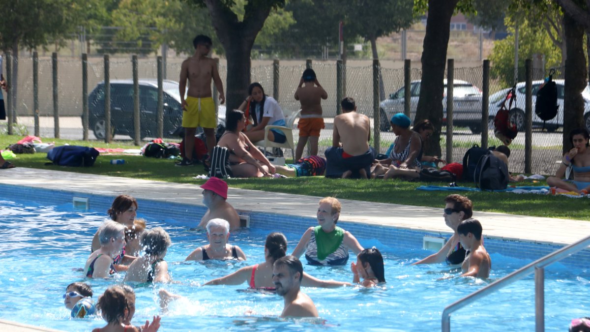 Banyistes refrescant-se de la calor a les piscines municipals de Balàfia de Lleida