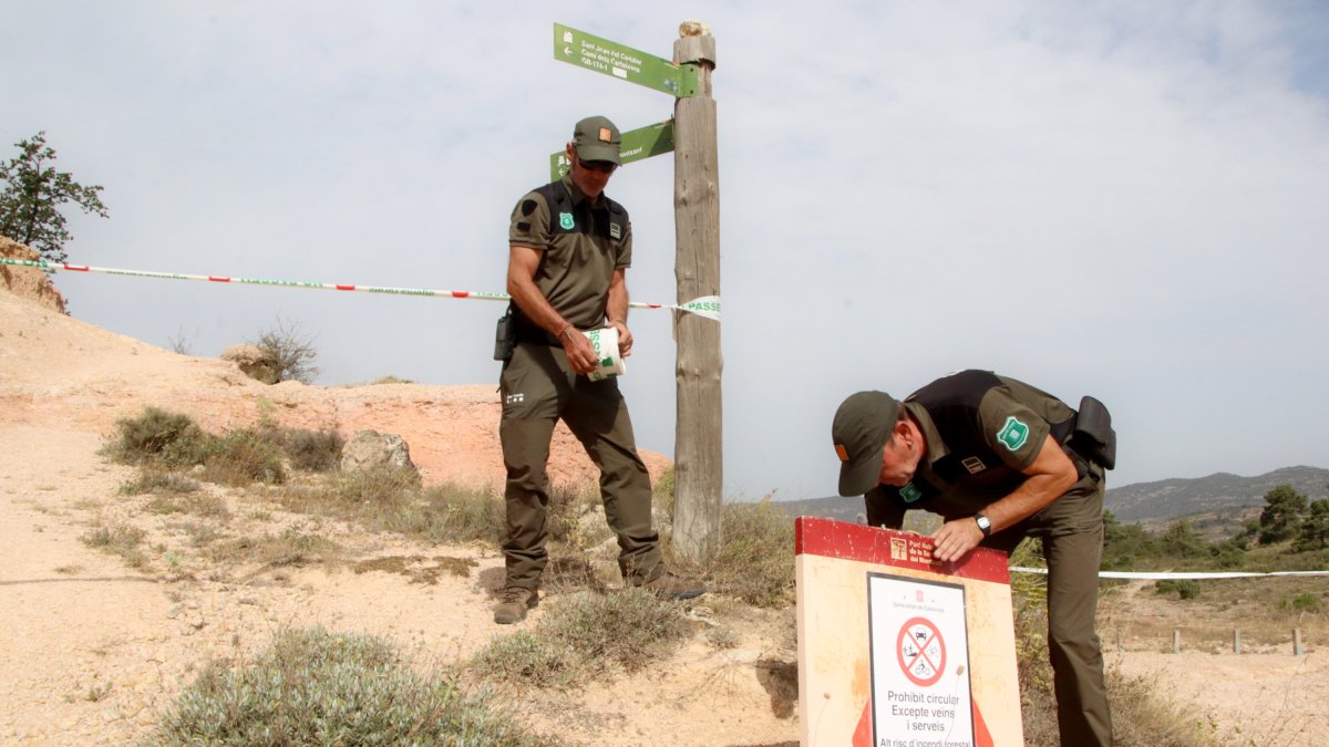 Dos agents rurals tanquen l'accés al Parc Natural de la Serra de Montsant, a Albarca.