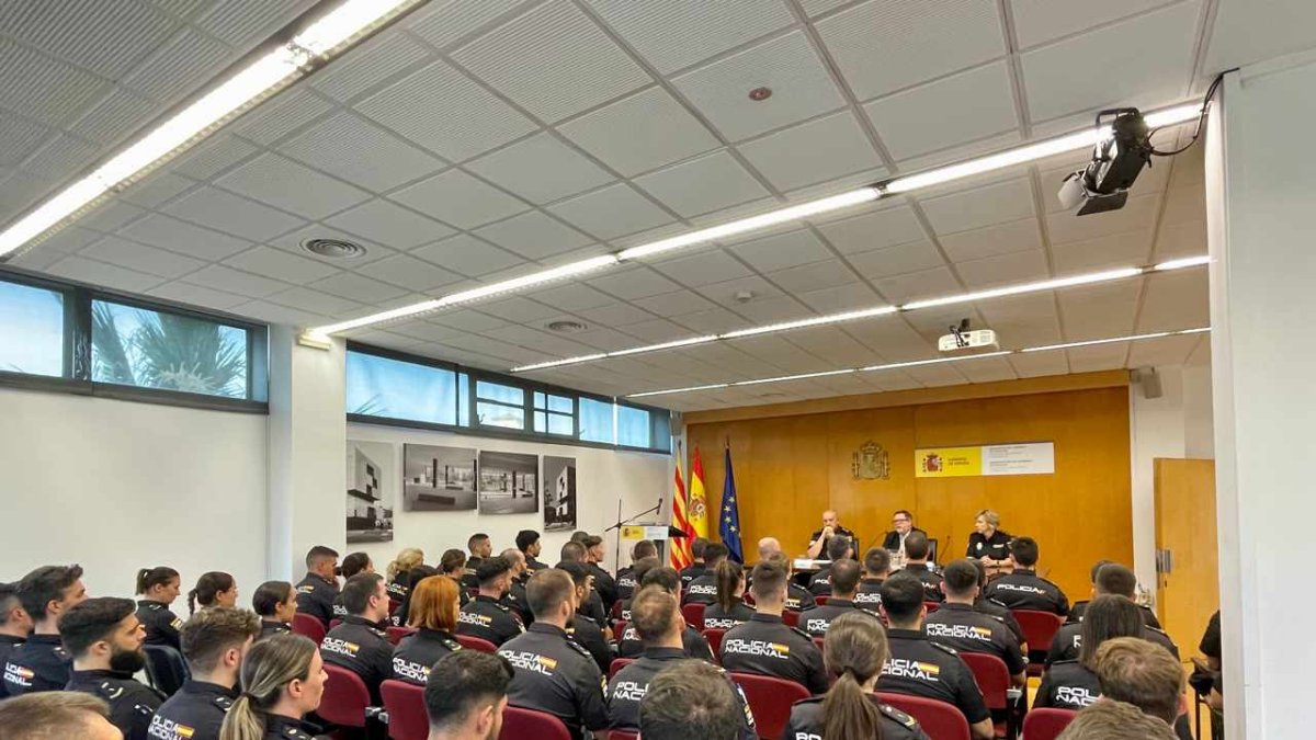 Imatge de l'acte de benvinguda al cos de Policia Nacional amb Santiago Castellà.
