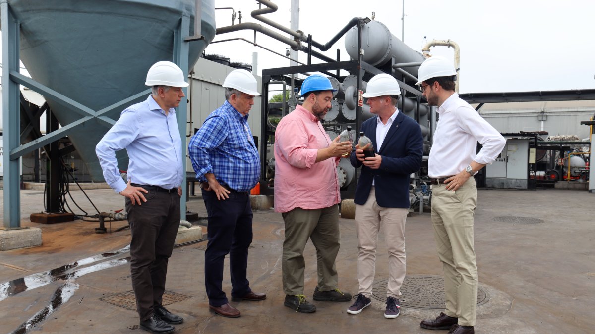 Els socis de l'emrpesa 2G Chemical Plastic Recycling ensenyant el producte final al secretari d’Empresa i Competitivitat durant la seva visita a la planta d'Ascó.