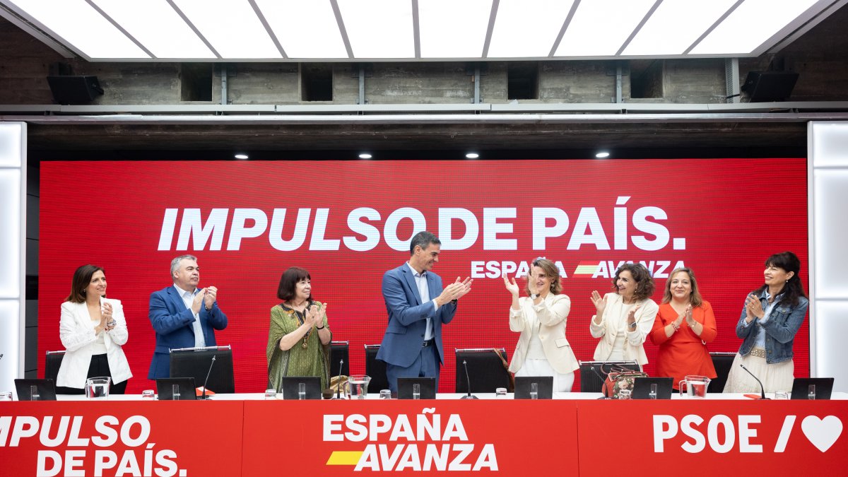 Sánchez aplaudeix Teresa Ribera a la reunió de l'Executiva Federal del PSOE.