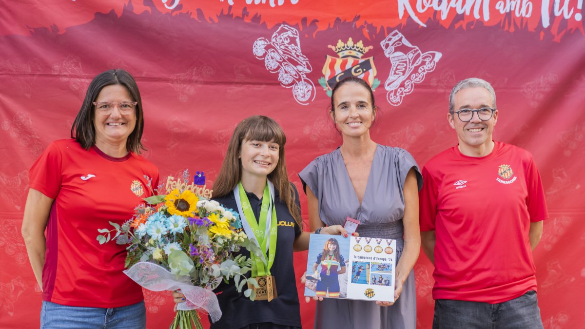 Imatge de l'acte de rebuda a la tricampiona Carla Plana.