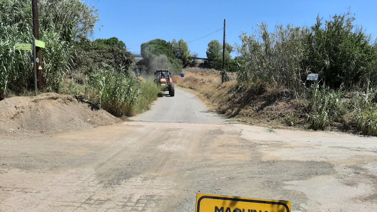 Una màquina treballant al camí del Burgar.