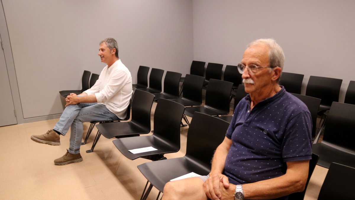 El regidor de Tortosa, Domingo Tomàs, i el denunciant Lisardo Garcia, esperant a l'inici del judici per la presumpta agressió de l'edil.