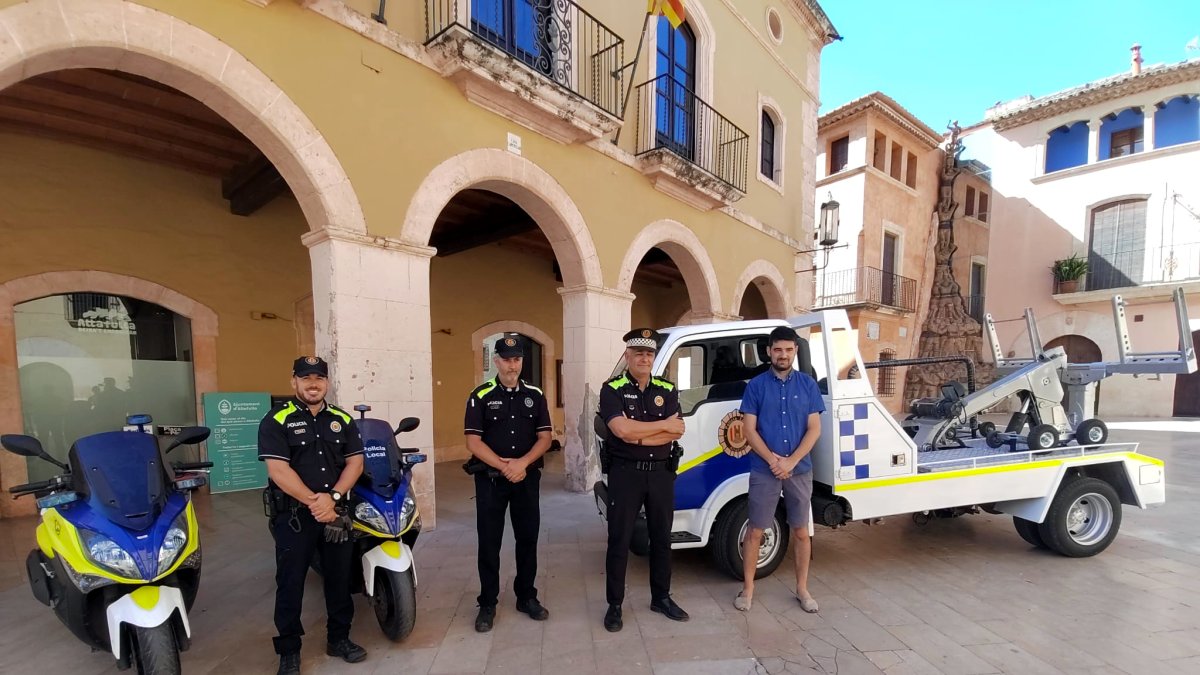 Imatge dels tres nous agents de la Policia d'Altafulla i la nova grua municipal.