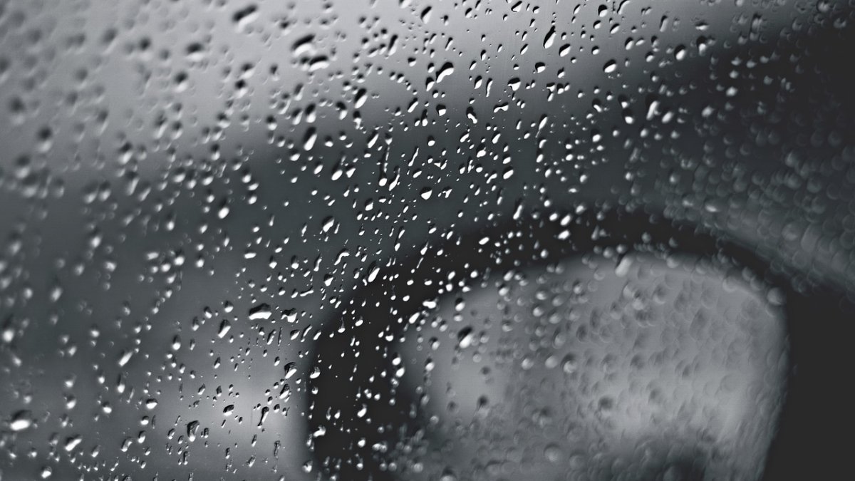 Imatge d'arxiu de la pluja a la finestra d'un cotxe.