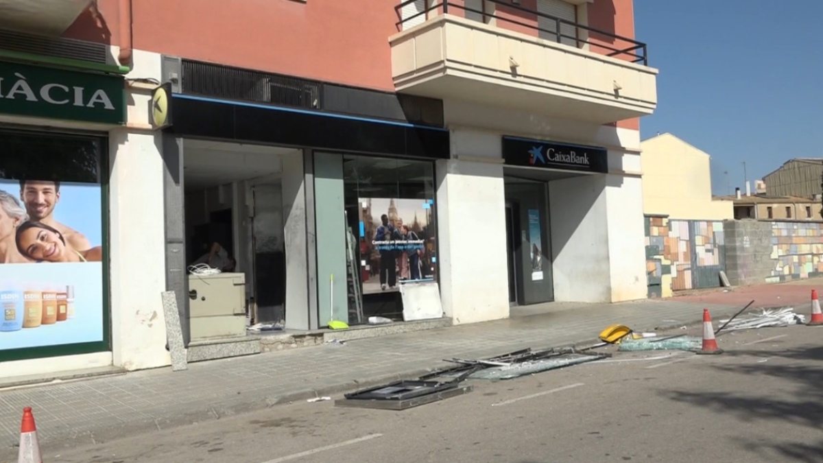 Imatge de l'oficina de Caixabank de la Rambla Marinada de Llorenç del Penedès assaltada després del robatori.