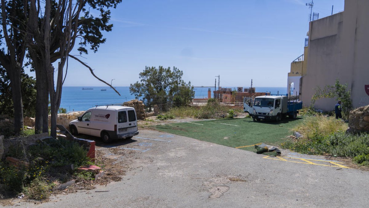 El solar on s’ubicava l’antic Hostal del Sol, el qual ha tingut diferents usos en els últims anys, es troba al passeig de Sant Antoni