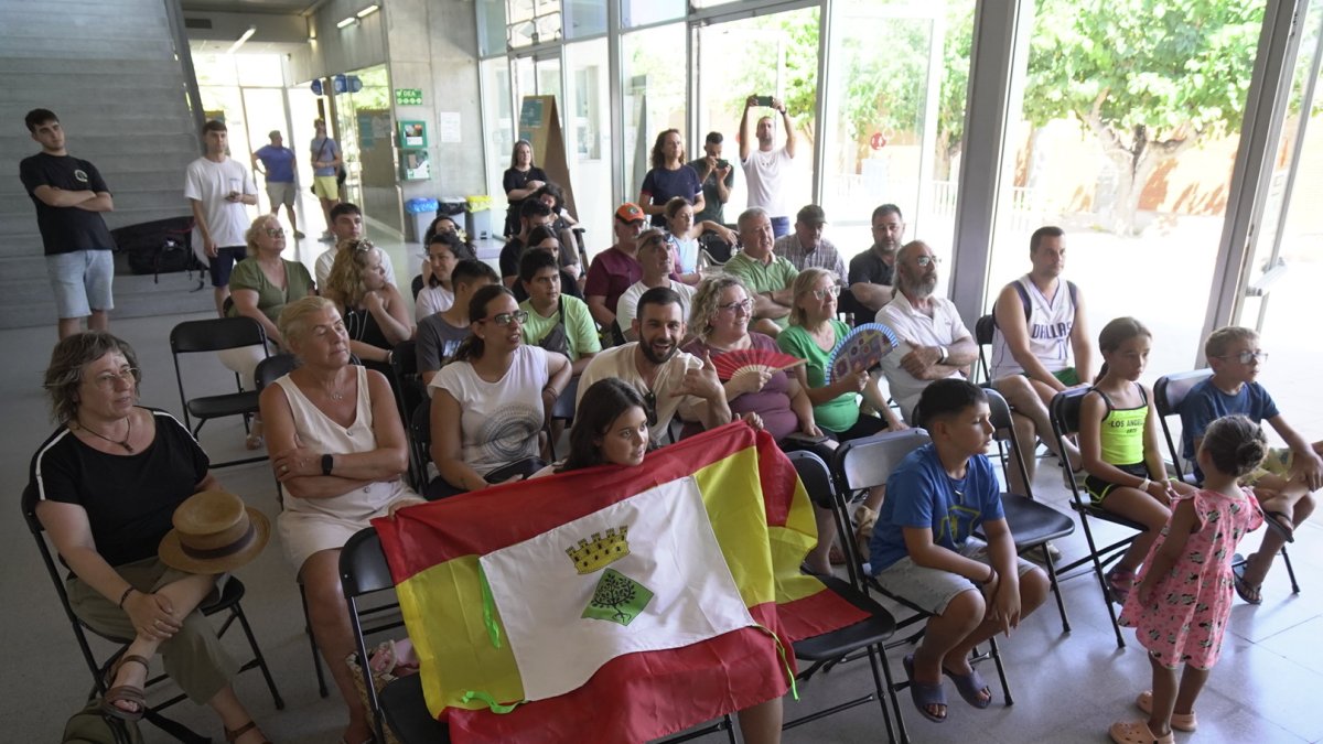 Veïns i amics es van reunir al Poliesportiu per seguir la tiradora.