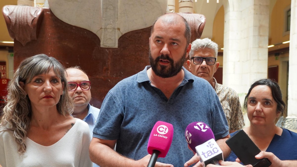 Xavi Puig, portaveu adjunt del grup Municipal d'ERC a l'Ajuntament de Tarragona atenent als mitjans de comunicació.