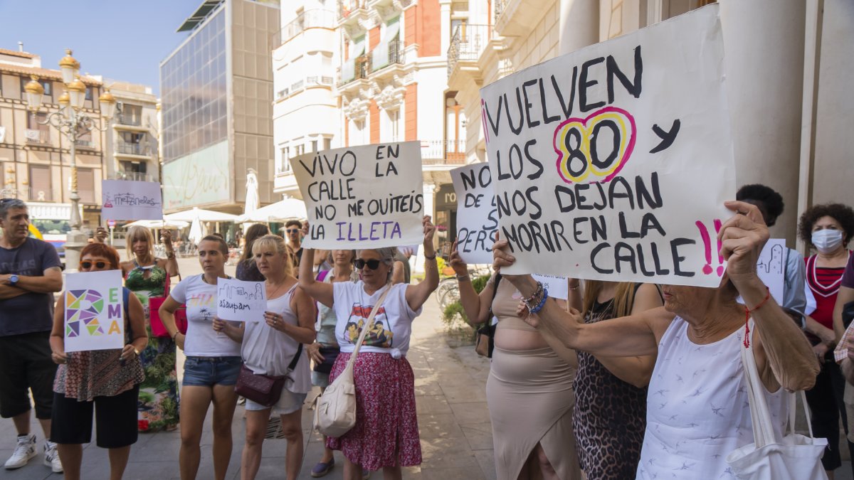 Els manifestants mostraven pancartes amb missatges com ‘Tornen els 80 i ens deixen morir al carrer’.