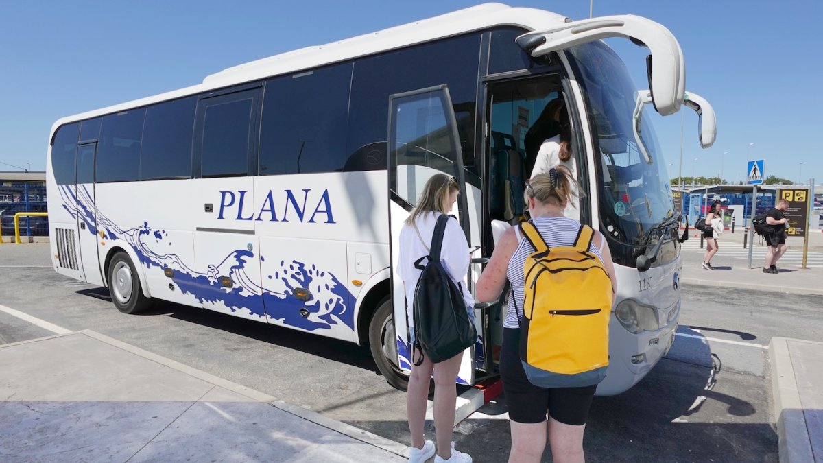 Imatge d’un dels autocars de la línia entre la Pineda, Salou i l’Aeroport de Reus