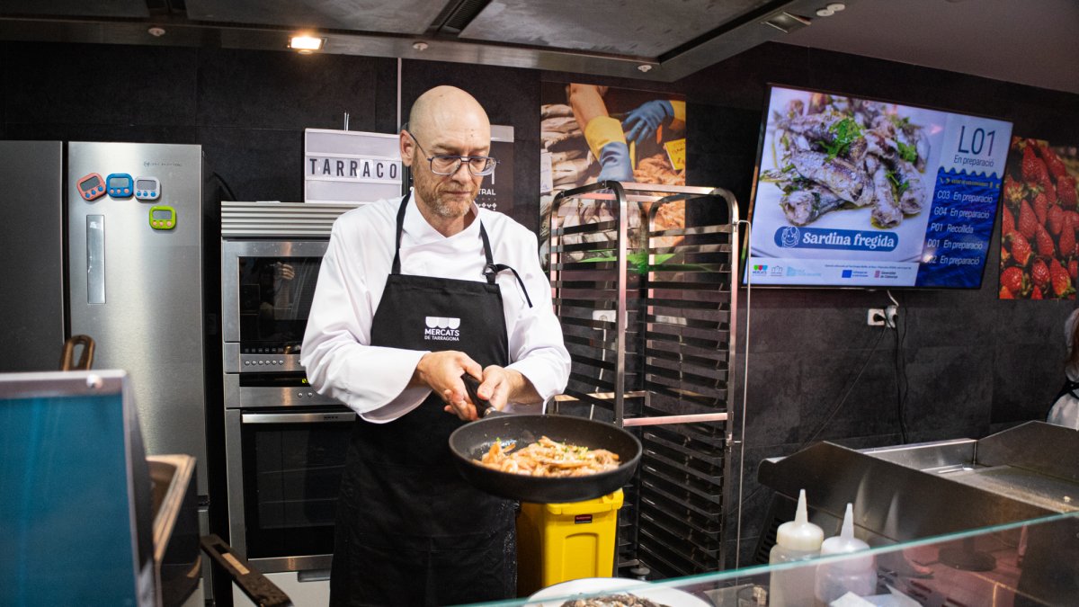 El Cocinero Fiel cuinant peix de proximitat al Mercat Central.