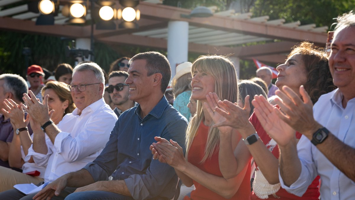 El president espanyol, Pedro Sánchez, acompanyat de la seva esposa, Begoña Gómez, en un míting a Benalmàdena (Málaga).