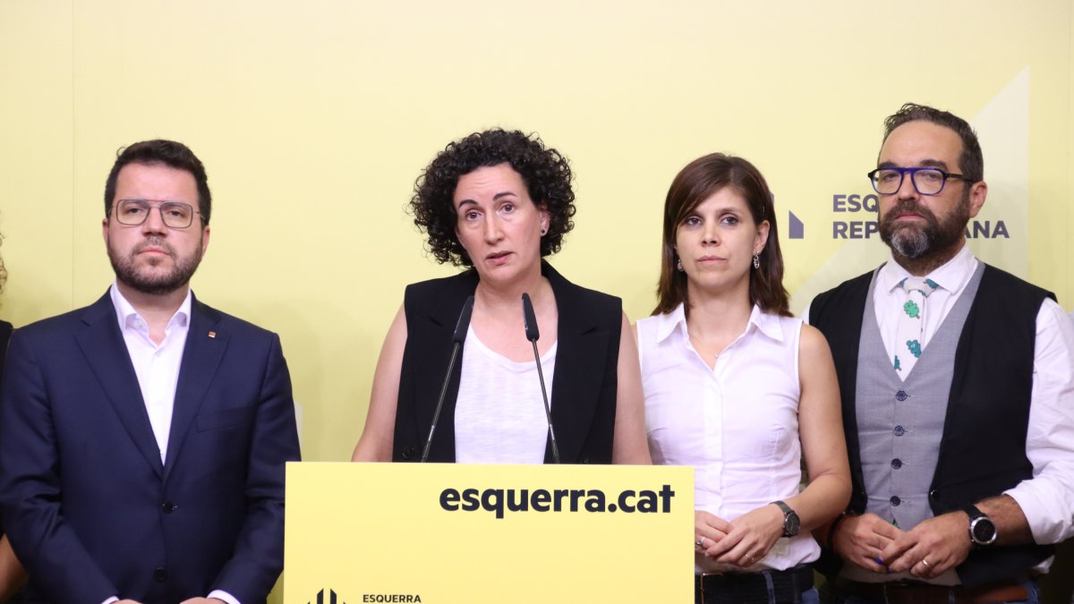 Pere Aragonès, Marta Rovira, Marta Vilalta i Juli Fernández durant la roda de premsa posterior a la consulta a la seu d'ERC.