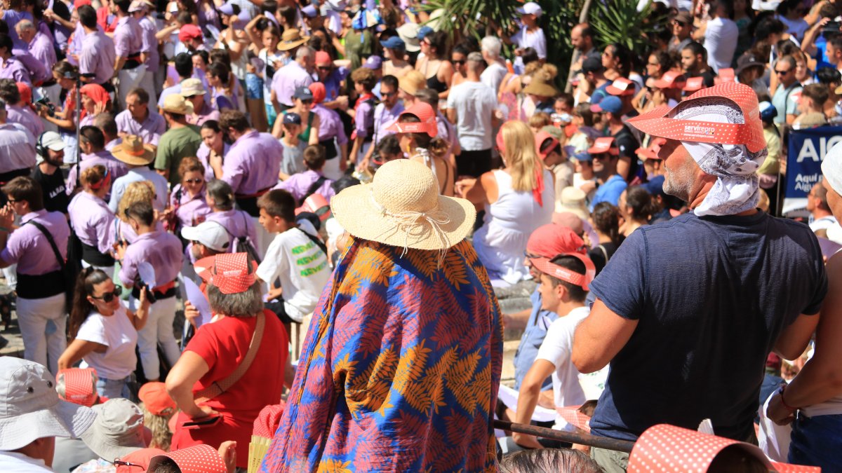 Persones intentant refugiar-se de la calor durant la diada castellera de Sant Magí de 2023 a Tarragona