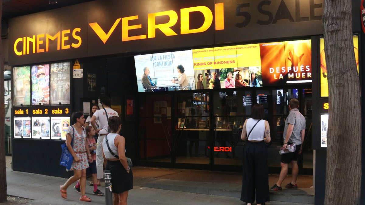 L'exterior dels cinemes Verdi al carrer Verdi de Barcelona