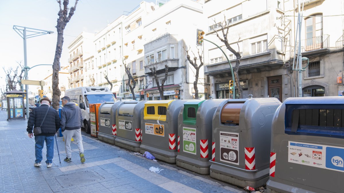 Imatge d'arxiu d'una fila de contenidors a Tarragona